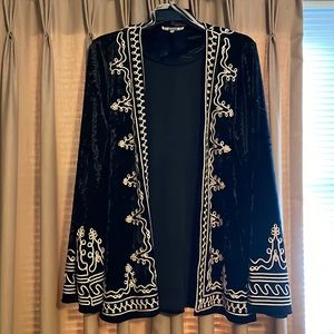 Crushed velvet embroidered kimono from Buckle size medium. Black and gold-ish